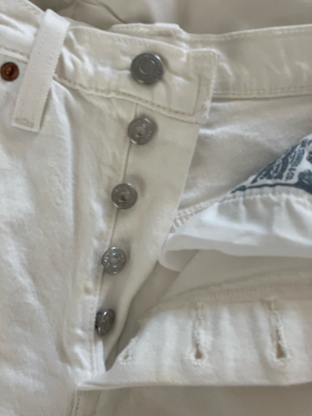 LEVI’S Women’s 501 High Rise White Distressed Denim Cut-Off Shorts Size 26 - Picture 6 of 9